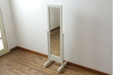 洋服タンスの鏡を姿見にリメイク!角度調整可能な仕様で、キャスターも取り付け。全体をアンティークホワイトでペイント。