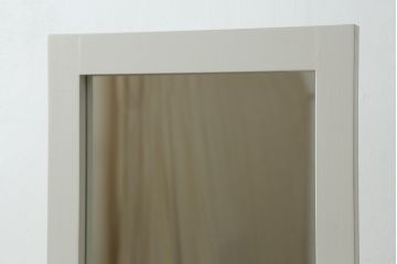 洋服タンスの鏡を姿見にリメイク!角度調整可能な仕様で、キャスターも取り付け。全体をアンティークホワイトでペイント。