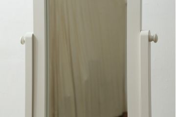 洋服タンスの鏡を姿見にリメイク!角度調整可能な仕様で、キャスターも取り付け。全体をアンティークホワイトでペイント。