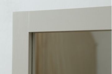 洋服タンスの鏡を姿見にリメイク!角度調整可能な仕様で、キャスターも取り付け。全体をアンティークホワイトでペイント。