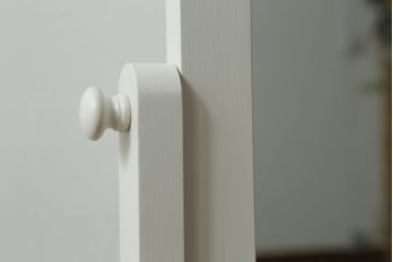 洋服タンスの鏡を姿見にリメイク!角度調整可能な仕様で、キャスターも取り付け。全体をアンティークホワイトでペイント。