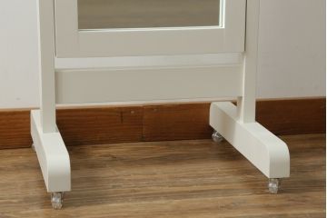 洋服タンスの鏡を姿見にリメイク!角度調整可能な仕様で、キャスターも取り付け。全体をアンティークホワイトでペイント。