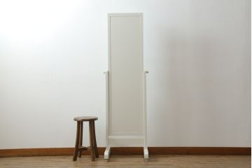 洋服タンスの鏡を姿見にリメイク!角度調整可能な仕様で、キャスターも取り付け。全体をアンティークホワイトでペイント。