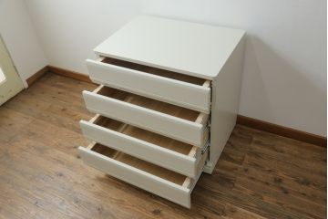 ブレザータンスの下段をチェストにリメイク!新たに天板と、引き出しにはスライドレールを取り付け。全体をアンティークホワイトにペイント。