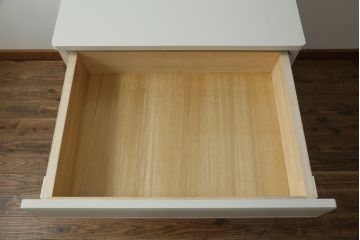 ブレザータンスの下段をチェストにリメイク!新たに天板と、引き出しにはスライドレールを取り付け。全体をアンティークホワイトにペイント。