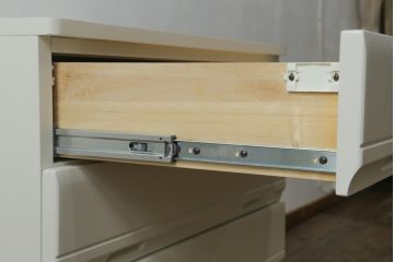 ブレザータンスの下段をチェストにリメイク!新たに天板と、引き出しにはスライドレールを取り付け。全体をアンティークホワイトにペイント。