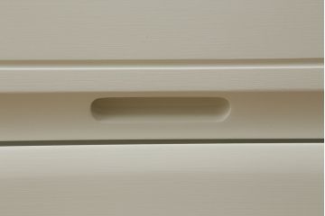 ブレザータンスの下段をチェストにリメイク!新たに天板と、引き出しにはスライドレールを取り付け。全体をアンティークホワイトにペイント。