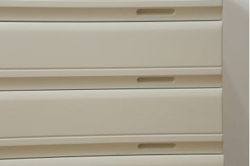 ブレザータンスの下段をチェストにリメイク!新たに天板と、引き出しにはスライドレールを取り付け。全体をアンティークホワイトにペイント。