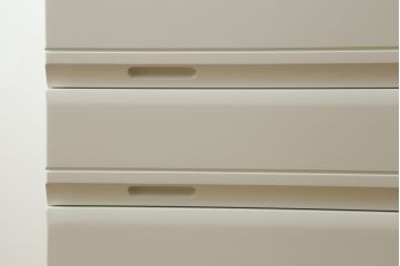 ブレザータンスの下段をチェストにリメイク!新たに天板と、引き出しにはスライドレールを取り付け。全体をアンティークホワイトにペイント。