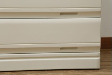 ブレザータンスの下段をチェストにリメイク!新たに天板と、引き出しにはスライドレールを取り付け。全体をアンティークホワイトにペイント。