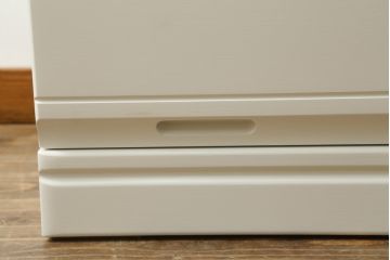 ブレザータンスの下段をチェストにリメイク!新たに天板と、引き出しにはスライドレールを取り付け。全体をアンティークホワイトにペイント。