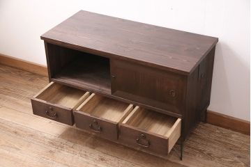 収納棚をテレビボードにリメイク!天板と鉄脚を取り付け、床接地面にはキズ防止のフェルトを貼り付け。濃茶に着色仕上げ。