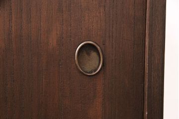 収納棚をテレビボードにリメイク!天板と鉄脚を取り付け、床接地面にはキズ防止のフェルトを貼り付け。濃茶に着色仕上げ。