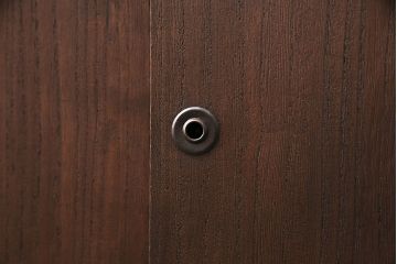 収納棚をテレビボードにリメイク!天板と鉄脚を取り付け、床接地面にはキズ防止のフェルトを貼り付け。濃茶に着色仕上げ。