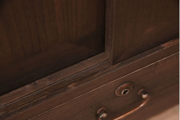 収納棚をテレビボードにリメイク!天板と鉄脚を取り付け、床接地面にはキズ防止のフェルトを貼り付け。濃茶に着色仕上げ。