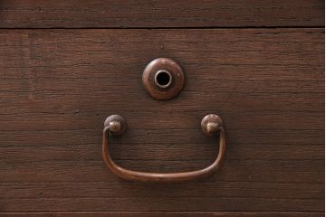 収納棚をテレビボードにリメイク!天板と鉄脚を取り付け、床接地面にはキズ防止のフェルトを貼り付け。濃茶に着色仕上げ。