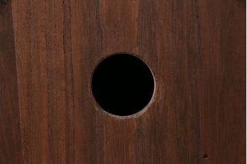 収納棚をテレビボードにリメイク!天板と鉄脚を取り付け、床接地面にはキズ防止のフェルトを貼り付け。濃茶に着色仕上げ。