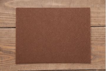 収納棚をテレビボードにリメイク!天板と鉄脚を取り付け、床接地面にはキズ防止のフェルトを貼り付け。濃茶に着色仕上げ。