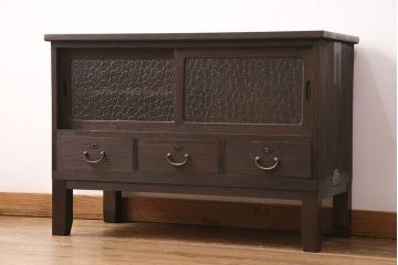 3段重ね桐箪笥をリビングボードと重ね箪笥にリメイク!上段の引き戸には持ち込みのガラスをはめ込み、引手を取り付け。中・下段は欠損した金具を取り替えて、重ね箪笥に。いずれも濃茶で着色仕上げ。