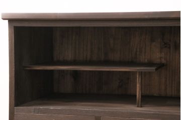 3段重ね桐箪笥をリビングボードと重ね箪笥にリメイク!上段の引き戸には持ち込みのガラスをはめ込み、引手を取り付け。中・下段は欠損した金具を取り替えて、重ね箪笥に。いずれも濃茶で着色仕上げ。