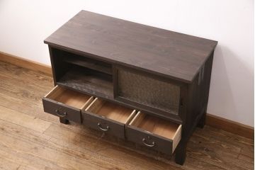 3段重ね桐箪笥をリビングボードと重ね箪笥にリメイク!上段の引き戸には持ち込みのガラスをはめ込み、引手を取り付け。中・下段は欠損した金具を取り替えて、重ね箪笥に。いずれも濃茶で着色仕上げ。