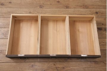 3段重ね桐箪笥をリビングボードと重ね箪笥にリメイク!上段の引き戸には持ち込みのガラスをはめ込み、引手を取り付け。中・下段は欠損した金具を取り替えて、重ね箪笥に。いずれも濃茶で着色仕上げ。
