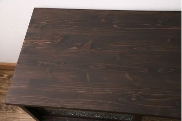 3段重ね桐箪笥をリビングボードと重ね箪笥にリメイク!上段の引き戸には持ち込みのガラスをはめ込み、引手を取り付け。中・下段は欠損した金具を取り替えて、重ね箪笥に。いずれも濃茶で着色仕上げ。