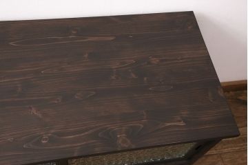 3段重ね桐箪笥をリビングボードと重ね箪笥にリメイク!上段の引き戸には持ち込みのガラスをはめ込み、引手を取り付け。中・下段は欠損した金具を取り替えて、重ね箪笥に。いずれも濃茶で着色仕上げ。