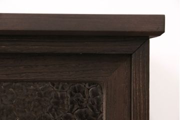 3段重ね桐箪笥をリビングボードと重ね箪笥にリメイク!上段の引き戸には持ち込みのガラスをはめ込み、引手を取り付け。中・下段は欠損した金具を取り替えて、重ね箪笥に。いずれも濃茶で着色仕上げ。