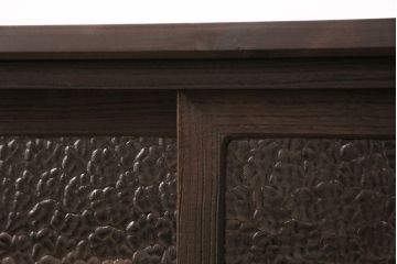 3段重ね桐箪笥をリビングボードと重ね箪笥にリメイク!上段の引き戸には持ち込みのガラスをはめ込み、引手を取り付け。中・下段は欠損した金具を取り替えて、重ね箪笥に。いずれも濃茶で着色仕上げ。