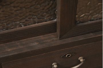 3段重ね桐箪笥をリビングボードと重ね箪笥にリメイク!上段の引き戸には持ち込みのガラスをはめ込み、引手を取り付け。中・下段は欠損した金具を取り替えて、重ね箪笥に。いずれも濃茶で着色仕上げ。