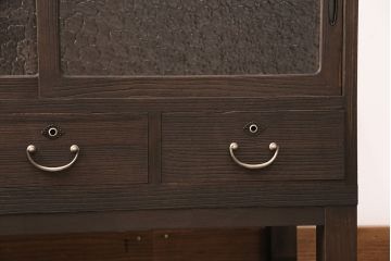 3段重ね桐箪笥をリビングボードと重ね箪笥にリメイク!上段の引き戸には持ち込みのガラスをはめ込み、引手を取り付け。中・下段は欠損した金具を取り替えて、重ね箪笥に。いずれも濃茶で着色仕上げ。