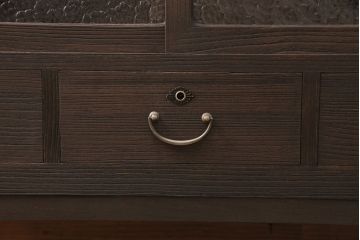 3段重ね桐箪笥をリビングボードと重ね箪笥にリメイク!上段の引き戸には持ち込みのガラスをはめ込み、引手を取り付け。中・下段は欠損した金具を取り替えて、重ね箪笥に。いずれも濃茶で着色仕上げ。