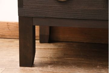 3段重ね桐箪笥をリビングボードと重ね箪笥にリメイク!上段の引き戸には持ち込みのガラスをはめ込み、引手を取り付け。中・下段は欠損した金具を取り替えて、重ね箪笥に。いずれも濃茶で着色仕上げ。