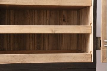 3段重ね桐箪笥をリビングボードと重ね箪笥にリメイク!上段の引き戸には持ち込みのガラスをはめ込み、引手を取り付け。中・下段は欠損した金具を取り替えて、重ね箪笥に。いずれも濃茶で着色仕上げ。