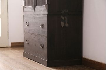 3段重ね桐箪笥をリビングボードと重ね箪笥にリメイク!上段の引き戸には持ち込みのガラスをはめ込み、引手を取り付け。中・下段は欠損した金具を取り替えて、重ね箪笥に。いずれも濃茶で着色仕上げ。