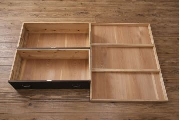 3段重ね桐箪笥をリビングボードと重ね箪笥にリメイク!上段の引き戸には持ち込みのガラスをはめ込み、引手を取り付け。中・下段は欠損した金具を取り替えて、重ね箪笥に。いずれも濃茶で着色仕上げ。