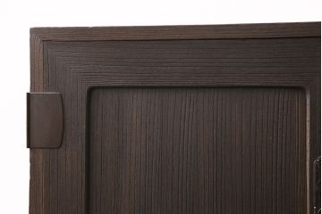 3段重ね桐箪笥をリビングボードと重ね箪笥にリメイク!上段の引き戸には持ち込みのガラスをはめ込み、引手を取り付け。中・下段は欠損した金具を取り替えて、重ね箪笥に。いずれも濃茶で着色仕上げ。