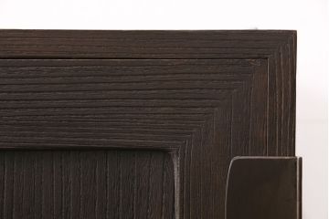 3段重ね桐箪笥をリビングボードと重ね箪笥にリメイク!上段の引き戸には持ち込みのガラスをはめ込み、引手を取り付け。中・下段は欠損した金具を取り替えて、重ね箪笥に。いずれも濃茶で着色仕上げ。