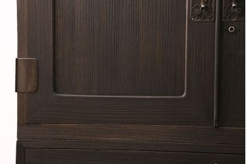 3段重ね桐箪笥をリビングボードと重ね箪笥にリメイク!上段の引き戸には持ち込みのガラスをはめ込み、引手を取り付け。中・下段は欠損した金具を取り替えて、重ね箪笥に。いずれも濃茶で着色仕上げ。