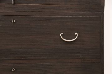 3段重ね桐箪笥をリビングボードと重ね箪笥にリメイク!上段の引き戸には持ち込みのガラスをはめ込み、引手を取り付け。中・下段は欠損した金具を取り替えて、重ね箪笥に。いずれも濃茶で着色仕上げ。