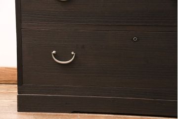3段重ね桐箪笥をリビングボードと重ね箪笥にリメイク!上段の引き戸には持ち込みのガラスをはめ込み、引手を取り付け。中・下段は欠損した金具を取り替えて、重ね箪笥に。いずれも濃茶で着色仕上げ。
