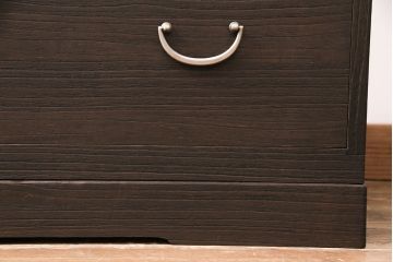 3段重ね桐箪笥をリビングボードと重ね箪笥にリメイク!上段の引き戸には持ち込みのガラスをはめ込み、引手を取り付け。中・下段は欠損した金具を取り替えて、重ね箪笥に。いずれも濃茶で着色仕上げ。