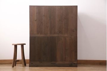 3段重ね桐箪笥をリビングボードと重ね箪笥にリメイク!上段の引き戸には持ち込みのガラスをはめ込み、引手を取り付け。中・下段は欠損した金具を取り替えて、重ね箪笥に。いずれも濃茶で着色仕上げ。