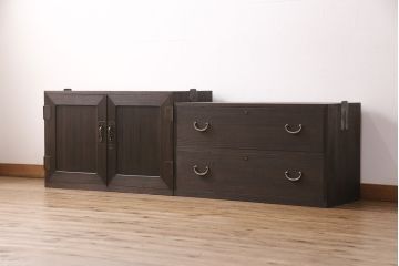 3段重ね桐箪笥をリビングボードと重ね箪笥にリメイク!上段の引き戸には持ち込みのガラスをはめ込み、引手を取り付け。中・下段は欠損した金具を取り替えて、重ね箪笥に。いずれも濃茶で着色仕上げ。