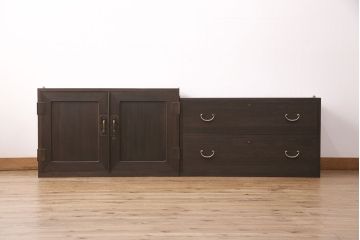 3段重ね桐箪笥をリビングボードと重ね箪笥にリメイク!上段の引き戸には持ち込みのガラスをはめ込み、引手を取り付け。中・下段は欠損した金具を取り替えて、重ね箪笥に。いずれも濃茶で着色仕上げ。