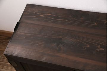3段重ね桐箪笥をリビングボードと重ね箪笥にリメイク!上段の引き戸には持ち込みのガラスをはめ込み、引手を取り付け。中・下段は欠損した金具を取り替えて、重ね箪笥に。いずれも濃茶で着色仕上げ。