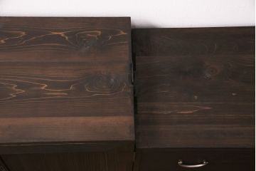 3段重ね桐箪笥をリビングボードと重ね箪笥にリメイク!上段の引き戸には持ち込みのガラスをはめ込み、引手を取り付け。中・下段は欠損した金具を取り替えて、重ね箪笥に。いずれも濃茶で着色仕上げ。
