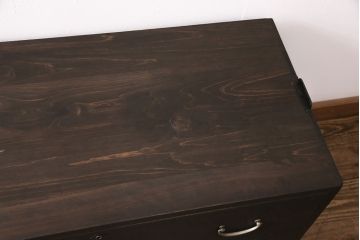 3段重ね桐箪笥をリビングボードと重ね箪笥にリメイク!上段の引き戸には持ち込みのガラスをはめ込み、引手を取り付け。中・下段は欠損した金具を取り替えて、重ね箪笥に。いずれも濃茶で着色仕上げ。
