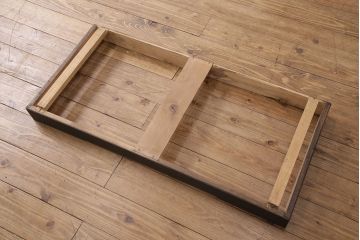 3段重ね桐箪笥をリビングボードと重ね箪笥にリメイク!上段の引き戸には持ち込みのガラスをはめ込み、引手を取り付け。中・下段は欠損した金具を取り替えて、重ね箪笥に。いずれも濃茶で着色仕上げ。